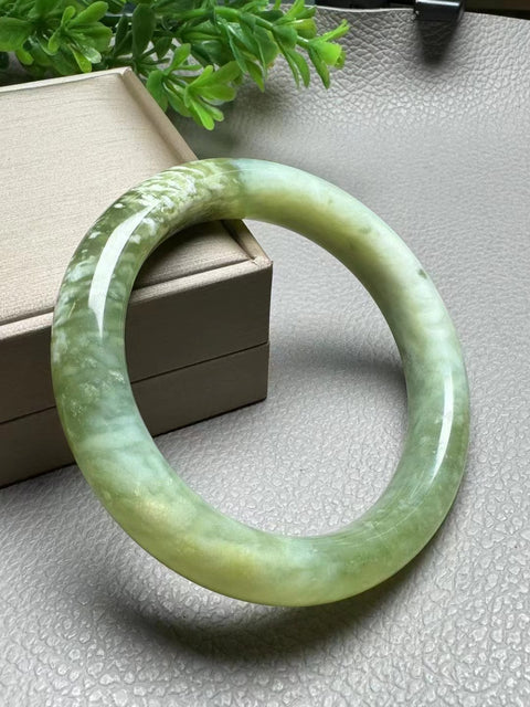 Gelang Giok Cui Alami Bentuk bunga giok yang elegan dan halus Ukuran 56 * 12.5mm Giok terjadi secara alami Pola acak termasuk pajak pengiriman
