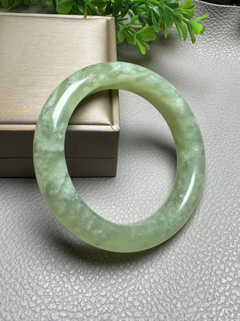 Gelang Giok Cui Alami Bentuk bunga giok yang elegan dan halus Ukuran 58,3 * 13mm Giok terjadi secara alami Pola acak termasuk pajak pengiriman
