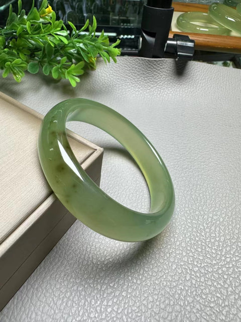 Gelang giok halus bahan batu giok lubang tua bersih dan halus ukuran hangat 59.8 * 15 * 8mm Giok adalah pola alami yang terjadi secara acak Termasuk pajak pengiriman