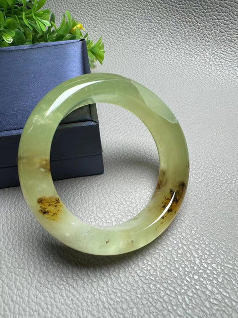 Gelang Giok Bunga Giok Cui Alami Gelang Giok Warna Alami Giok halus dan hangat Ukuran 51,5 * 16mm Pengiriman dan pajak sudah termasuk.