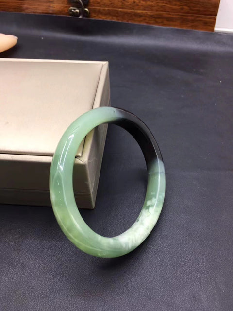 Gelang Cui Giok Guifei Giok halus dan hangat Ukuran 60mm Lebar sisi 11mm Giok terbentuk secara alami Pola acak Termasuk ongkos kirim dan pajak
