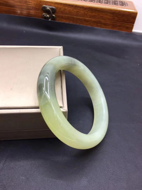 Gelang Giok Cui Alami Giok halus dan hangat Ukuran 61,5 mm Lebar 14 mm Giok adalah pola alami dan acak Sudah termasuk ongkos kirim dan pajak.