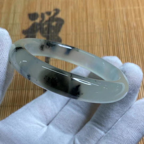 Gelang Es Giok Cui Giok Alami Ukuran 57-59mm Lebar Sisi 12.3mm Giok ini terbentuk secara alami dan polanya acak Sudah termasuk ongkos kirim dan pajak.