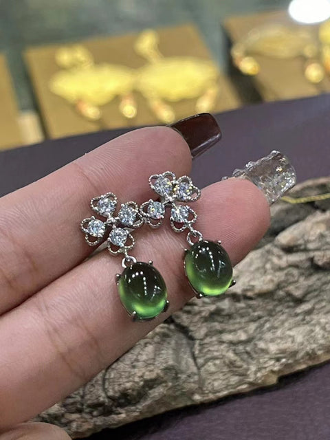 Anting Bertatahkan Batu Giok Cui Giok Hijau Es Perak Giok bersih dan halus dengan warna yang indah Pengiriman dan pajak sudah termasuk.