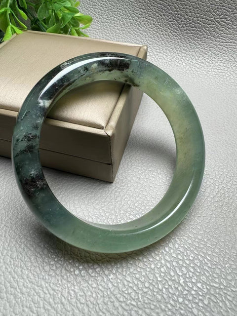 Gelang Giok Giok Cui Giok Bunga Lubang Tua Warna Alami Halus dan Hangat Ukuran 61.4mm Giok ini terbentuk secara alami dan polanya acak Sudah termasuk ongkos kirim dan pajak.