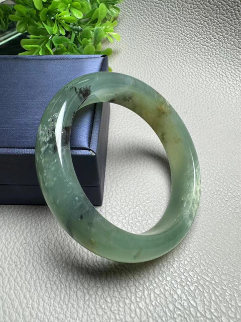 Gelang Giok Giok Cui Giok Bunga Lubang Tua Warna Alami Halus dan Hangat Ukuran 55,6 mm Giok ini terbentuk secara alami dan polanya acak Sudah termasuk ongkos kirim dan pajak.