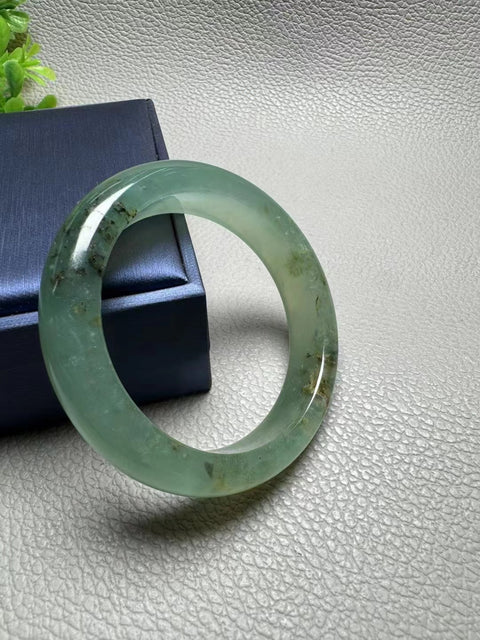 Gelang Giok Giok Cui Giok Bunga Lubang Tua Warna Alami Halus dan Hangat Ukuran 51,6 mm Giok ini terbentuk secara alami dan polanya acak Sudah termasuk ongkos kirim dan pajak.