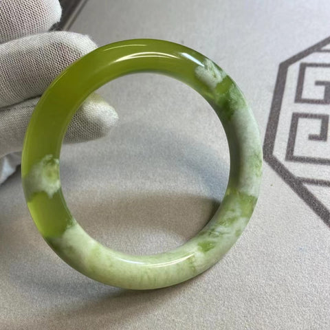 Gelang Giok Cui Alami Ukuran 55-57mm Lebar Sisi 11mm Giok terjadi secara alami Pola acak Termasuk ongkos kirim dan pajak.