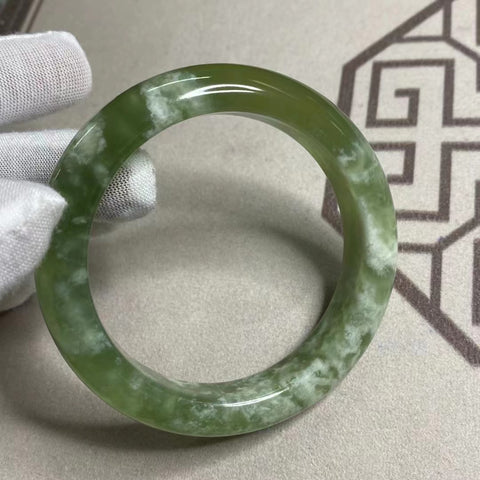 Gelang Giok Cui Alami Ukuran 57-59mm Lebar Sisi 13.4mm Giok terbentuk secara alami Pola acak Pengiriman dan pajak sudah termasuk.