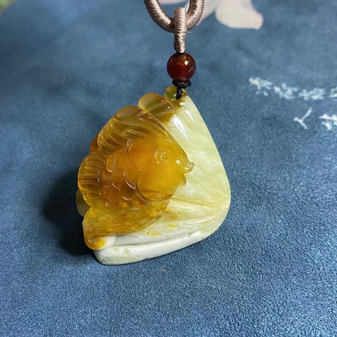 Liontin Bunga Giok Cui Alami dengan ukiran warna-warni Ukuran 43 * 38mm Sudah termasuk ongkos kirim dan pajak.