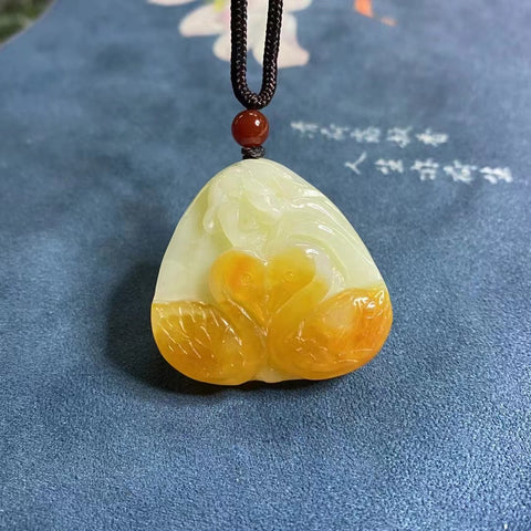 Liontin Bunga Giok Cui Alami, berwarna indah dan diukir dengan terampil, ukuran 38 * 36mm, sudah termasuk ongkos kirim dan pajak.