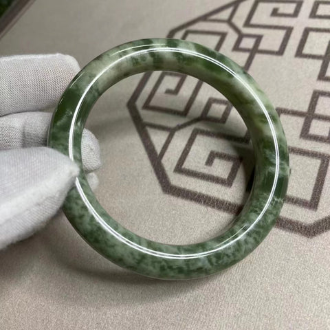 Gelang Giok Cui Giok Minyak Tua Giok bersih dan halus Ukuran 57-59mm Lebar Sisi 12mm Giok terbentuk secara alami Pola acak Sudah termasuk pajak pengiriman.