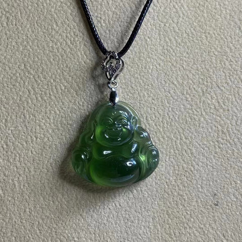Liontin hijau yang indah dengan senyuman di wajahnya. 29 * 29mm termasuk ongkos kirim dan pajak.