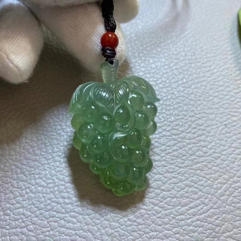 Liontin Giok Alami Anggur Giok Halus Ukuran 32 * 48mm Sudah termasuk pajak pengiriman.