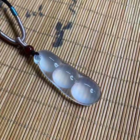 Liontin Kacang Es Giok Cui Jade Ukuran 48 * 18mm Sudah termasuk pajak pengiriman.