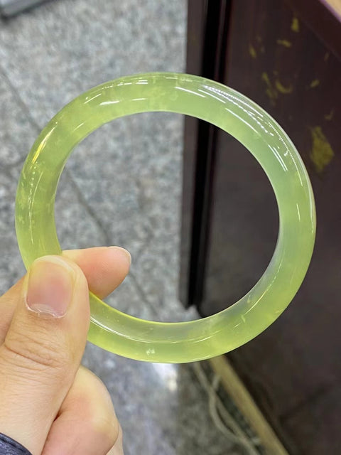 Gelang Tembus Es Giok Cui Jade Kepingan Salju Ukuran 55.5mm Giok ini semuanya terbentuk secara alami dan polanya acak Sudah termasuk pajak pengiriman.