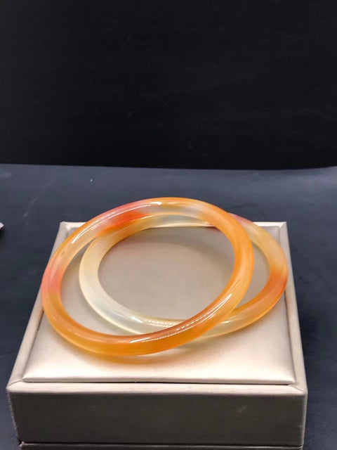Sepasang gelang batu akik giok Giok halus dan berminyak Ukuran 60mm Lebar strip 6mm Pola acak termasuk pajak pengiriman