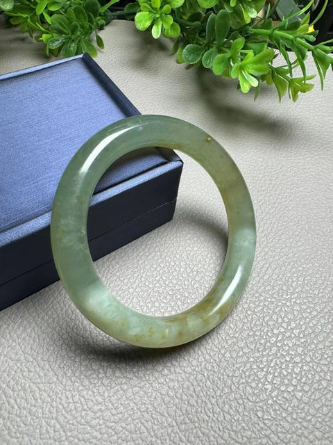 Gelang Giok Giok Cui Giok Bunga Pit Tua Gelang Giok Giok halus dan hangat Ukuran 55,3 * 11,5 mm Giok terjadi secara alami Pola bunga acak Termasuk pengiriman dan pajak
