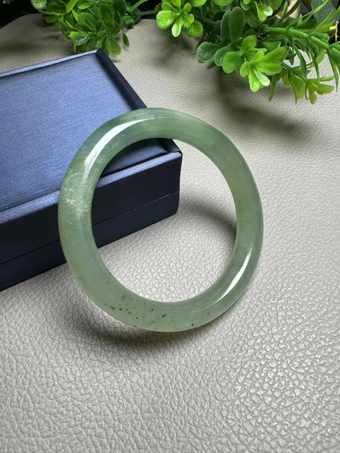 Gelang Giok Giok Cui Giok Batu Giok Gelang Giok halus dan hangat Ukuran 55 * 12mm Giok terjadi secara alami Pola bunga acak Termasuk ongkos kirim dan pajak