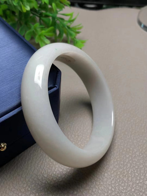 Gelang Biji Ketan Halus Gelang Batu Giok Alami Batu giok bersih dan halus Ukuran 57,6 mm Batu giok terbentuk secara alami Pola acak Termasuk ongkos kirim dan pajak