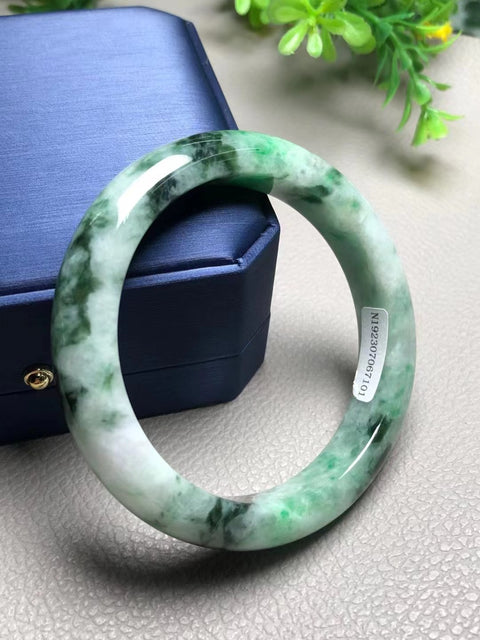 Gelang hijau pedas batu giok alami Giok bersih dan halus Ukuran 59mm Giok adalah batu giok yang terbentuk secara alami Pola acak termasuk pajak pengiriman