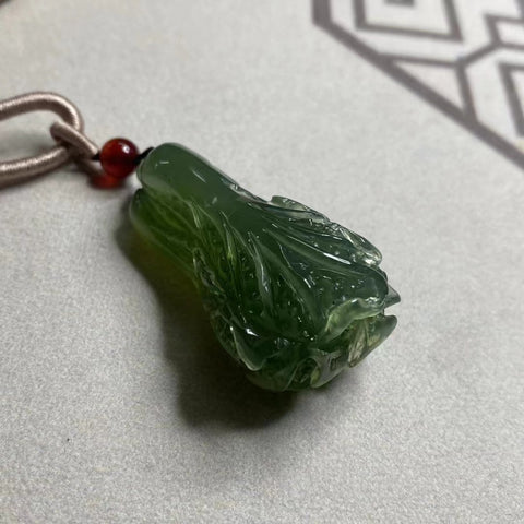 Liontin hijau yang indah diukir dalam bentuk bulat 43 * 25mm termasuk ongkos kirim dan pajak.