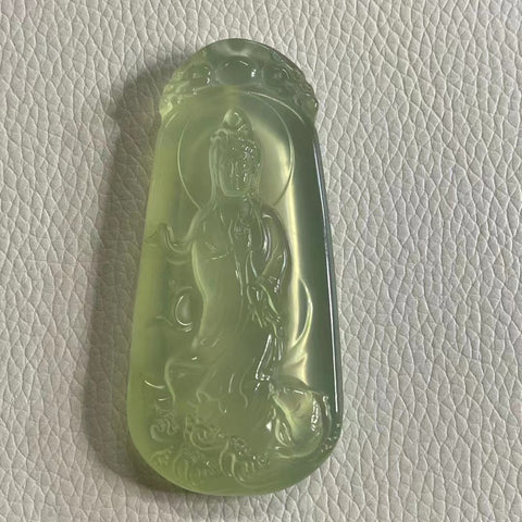 Liontin Es Berair Transparan Giok Cui Jade Fluorescent Hijau Guanyin Berair Ukuran 57 * 31mm Sudah termasuk pajak pengiriman.