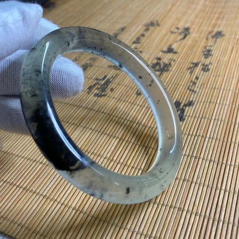 Gelang Tinta Giok Cui Giok Alami di Atas Es Ukuran 59-61mm Lebar 11.1mm Giok ini terbentuk secara alami dan polanya acak Sudah termasuk pajak pengiriman.