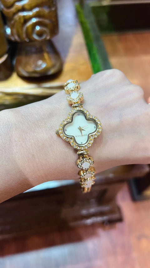 Jam Tangan Hetian Jade Four Leaf Clover Gioknya bersih dan halus, serta gaya arlojinya sangat indah dan sederhana. Pengiriman dan pajak sudah termasuk.