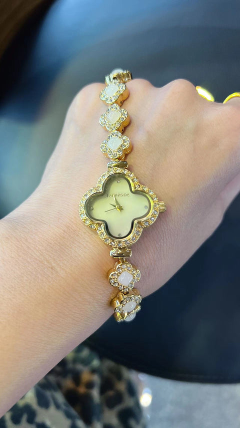 Jam Tangan Hetian Jade Four Leaf Clover Gioknya bersih dan halus, serta gaya arlojinya sangat indah dan sederhana. Pengiriman dan pajak sudah termasuk.