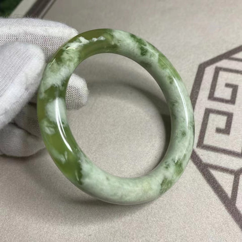 Gelang Giok Alami Ukuran 55-57mm Lebar Sisi 11.5mm Giok alami dan polanya acak Sudah termasuk ongkos kirim dan pajak.