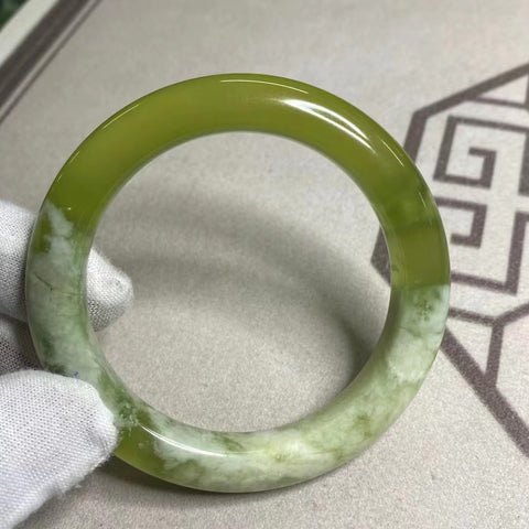 Gelang Giok Alami Ukuran 55-57mm Lebar Sisi 10.7mm Giok alami dan polanya acak Sudah termasuk ongkos kirim dan pajak.