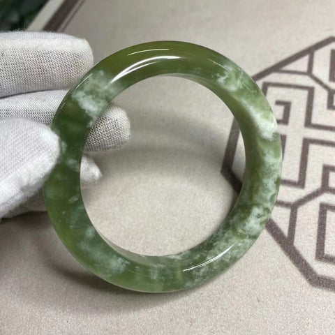 Gelang Giok Alami Ukuran 57-59mm Lebar Sisi 13.6mm Giok alami dan polanya acak Sudah termasuk ongkos kirim dan pajak.