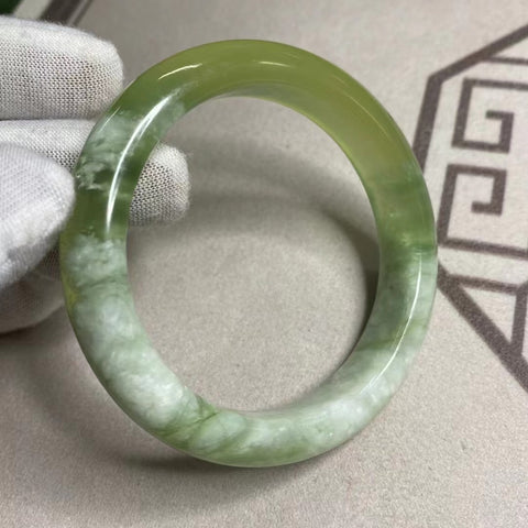 Gelang Giok Alami Ukuran 58-60mm Lebar Sisi 12.3mm Giok alami dan polanya acak Sudah termasuk ongkos kirim dan pajak.