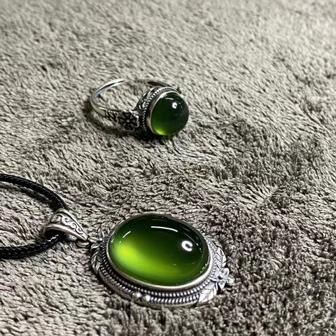 Set Giok Alami dari Perak 925, Cincin 10.7mm, Liontin 33 * 20mm, Sudah Termasuk Ongkos Kirim & Pajak.