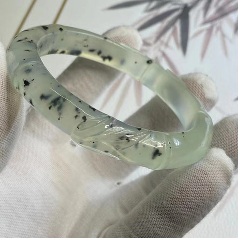 Gelang Bunga Ukiran Giok Cui Giok Perdamaian Bambu Ukuran 61-63mm Lebar Sisi 12mm Batu giok semuanya muncul secara alami dan polanya acak Sudah termasuk ongkos kirim dan pajak.