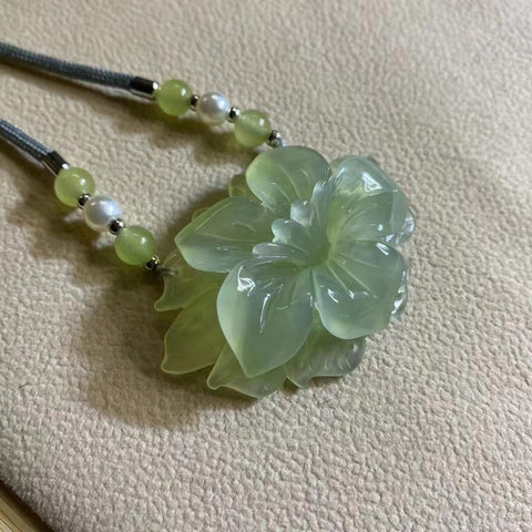 Rantai Sweater Giok Halus Ukuran 48 * 35mm Kualitas giok bersih dan halus Gaya sangat indah sudah termasuk pajak pengiriman.