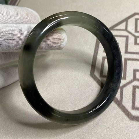 Cui Giok Giok Abu-abu Es Uggi Ukuran 64-66mm Lebar Sisi 12.5mm Giok terjadi secara alami Pola acak Termasuk ongkos kirim dan pajak.
