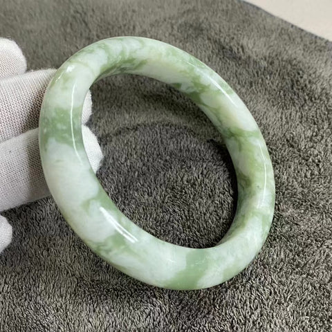 Gelang Giok Cui Alami Ukuran 59-61mm Lebar 13.7mm Giok ini terbentuk secara alami dan polanya acak.