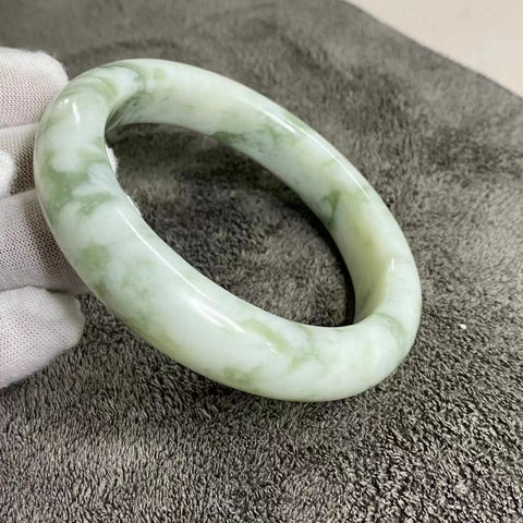 Gelang Giok Cui Giok Minyak Tua Cui Alami Ukuran 59-61mm Lebar 14mm Giok ini terbentuk secara alami dan polanya acak.