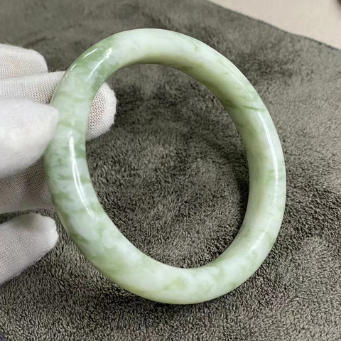 Gelang Cui Giok Giok Minyak Tua Ukuran 61-63mm dan 63-65mm Lebar 12.5mm Giok terjadi secara alami Pola acak Termasuk ongkos kirim dan pajak