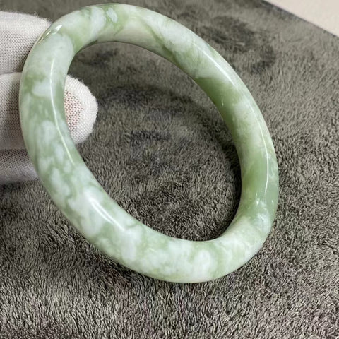 Gelang Giok Cui Giok Minyak Tua Cui Ukuran 63-65mm Lebar 12mm Giok ini terbentuk secara alami dan polanya acak Sudah termasuk pajak pengiriman.