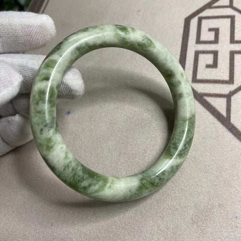 Gelang Giok Cui Giok Minyak Tua Ukuran 59-61mm Lebar 10.5mm Giok ini terbentuk secara alami dan polanya acak Sudah termasuk pajak pengiriman.