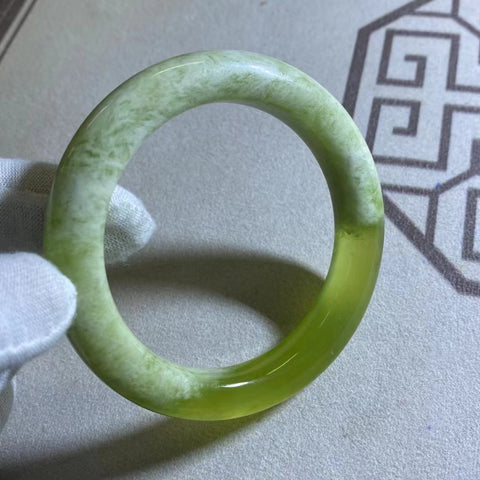 Gelang Giok Cui Alami Qingti Milkcap Giok Qingti bersih, halus dan hangat Ukuran 56-58mm Lebar 11.5mm Giok terbentuk secara alami Pola acak Termasuk ongkos kirim dan pajak