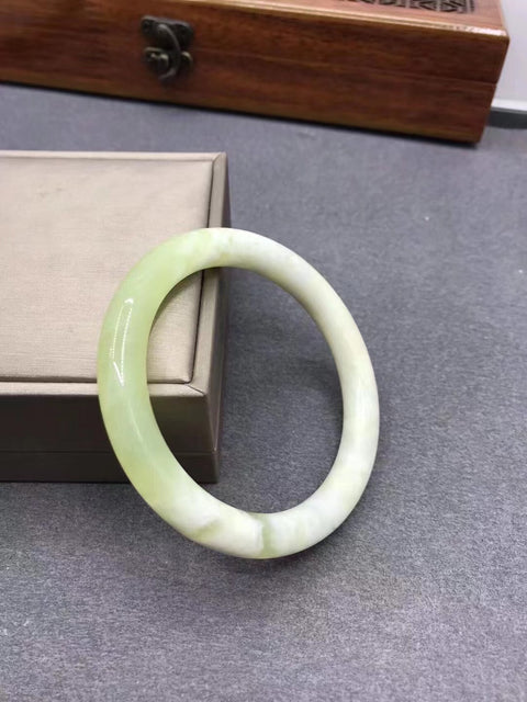 Gelang Giok Cui Giok bersih dan halus Ukuran 61mm Lebar 10mm Giok terjadi secara alami Pola acak Termasuk pajak pengiriman.