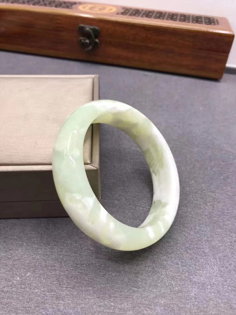 Gelang Giok Cui Giok bersih dan halus Ukuran 60mm Lebar 17mm Giok terbentuk secara alami Pola acak Pengiriman dan pajak sudah termasuk.
