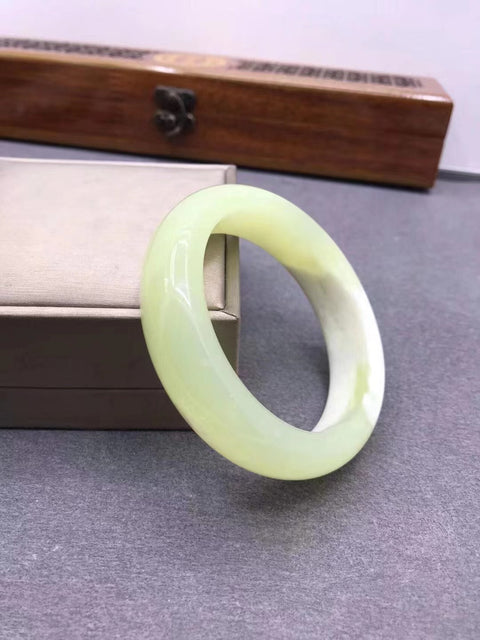 Gelang Giok Cui Giok bersih dan halus Ukuran 60mm Lebar 17mm Giok terbentuk secara alami Pola acak Pengiriman dan pajak sudah termasuk.
