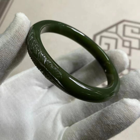 Gelang Bunga Ukiran Giok Hetian Giok Indah Ukuran 56-58mm Lebar Sisi 10.2mm Giok adalah semua yang terjadi secara alami Pola acak Termasuk Pajak Pengiriman