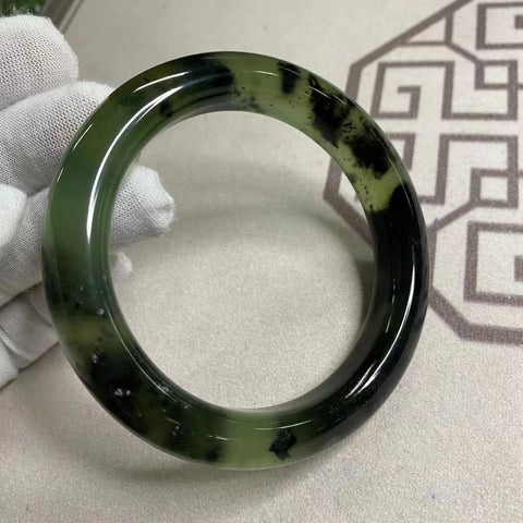 Gelang Eboni Fluorescent Giok Cui Jade Alami Ukuran 59-61mm Lebar 13.3mm Giok ini terbentuk secara alami dan polanya acak Sudah termasuk pajak pengiriman.