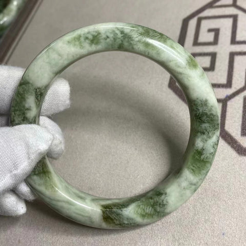 Gelang Cui Giok Minyak Cui Alami Bentuk bunga dan giok halus Ukuran 58-60mm Lebar sisi 11.6mm Giok terbentuk secara alami Pola acak Termasuk ongkos kirim dan pajak